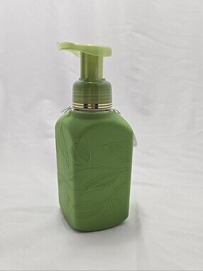 NWT Bath & Body Works Gentle Foaming Soap Hand Dispenser w/ Silicone Cover Green